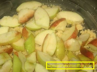 Pecite testo za pito z jabolki. Kuhanje