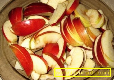 Pecite testo za pito z jabolki. Kuhanje