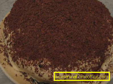 Vrh okrasite torto s kakavovim prahom ali naribanim čokoladom